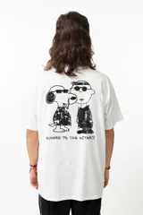 Remera blanca con estampado de Snoopy y Charlie Brown con gafas de sol y la frase "Where is the after?".