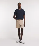 Bermuda recta de sarga color beige para hombre, con cintura elástica y cordón ajustable. Cuenta con bolsillos laterales y está confeccionada en una mezcla de algodón y elastano.