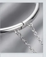 Esclava rígida de plata 925 con diseño minimalista y cadena de seguridad fina.