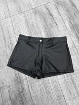 Short negro de cuero sintético, tiro alto y corte ajustado.