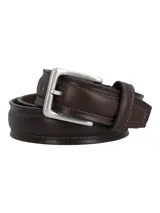 Cinturon de cuero marron para hombre, diseño liso con pespuntes a tono y hebilla metalica plateada envejecida.