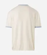 Remera de manga corta en color blanco crudo, con cuello redondo y ribetes en color celeste contrastante en el cuello y los puños.