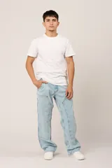 Pantalón de jean celeste de corte amplio, con bolsillos laterales y traseros.