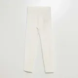 Calza larga de color blanco.