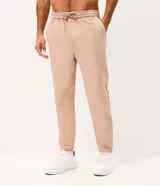 Pantalón deportivo para hombre Get Over de color beige, con cintura elástica con cordón de ajuste, bolsillos funcionales y cierres en los tobillos.