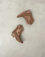 Botas de cuero color marrón claro con textura de cocodrilo y detalles bordados en la caña. Tienen un taco de 5 cm.