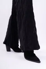 Pantalón Oxford de encaje negro, corte acampanado.