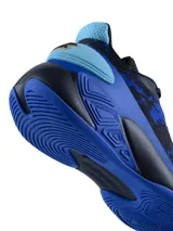 Championes de básquetbol Umbro modelo Dribble, con diseño de camuflaje en tonos grises y negros. Presentan una suela robusta con entresuela blanca y detalles geométricos en el talón.