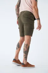 Bermuda cargo de corte recto, color azul marino, con bolsillos laterales tipo cargo, cierre de cremallera y botón, y pasacintos en la cintura.