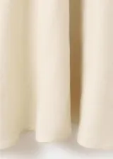 Vestido midi de mezcla de lino y viscosa en color beige, con diseño evasé, cuello en V con volantes decorativos, tirantes anchos y cierre de cremallera lateral.