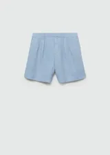Short celeste de lino con tiro medio, pinzas delanteras, bolsillos laterales y cierre oculto con botón, gancho y cremallera.