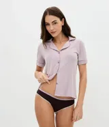Bombacha bikini de diseño sin costura, confeccionada en poliamida marrón oscuro con detalles de bies contrastante en tono lila en la cintura y gris claro en las piernas.