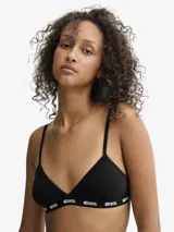 Sujetador triangular de copas suaves sin aros, color negro, con tirantes finos ajustables y banda elástica inferior con logo repetido de Diesel.