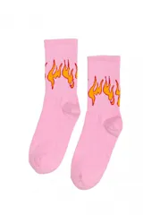 Medias de caña media color rosado con estampado de llamas en color naranja y amarillo.