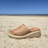 Zuecos de cuero color tostado con textura de reptil, plataforma baja y suela cómoda.