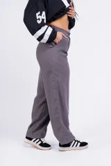 Pantalón gris de vestir, de corte palazzo y tiro alto.