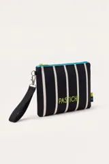 Necessaire de mano formato pouch en neopreno, con diseño de rayas verticales blancas y negras, detalle de texto bordado en verde lima y cierre superior en contraste de color celeste. Incluye correa de muñeca desmontable.
