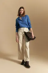 Pantalón negro de tiro alto y fit recto, confeccionado en algodón con elastano.