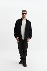 Sobrecamisa verde militar de twill de algodón, con cuello clásico, cierre frontal con botones a tono, dos bolsillos tipo parche con solapa abotonada en el pecho, mangas largas con puños abotonados y corte recto.