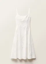 Vestido midi blanco de encaje con tirantes finos y escote cuadrado.