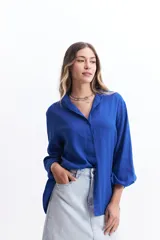 Camisa de manga larga color blanco, con cuello mao y corte holgado. Confeccionada en tejido tipo lino.