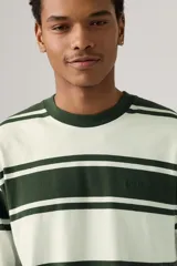 Remera de manga larga a rayas horizontales en verde oscuro y blanco crema, con cuello redondo.