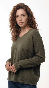 Sweater de tejido de punto fino color tostado, con cuello en V, mangas largas con puños acanalados y diseño de calce relajado.