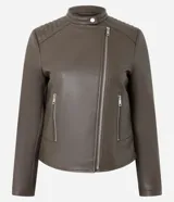 Campera biker de poliuretano color verde oliva, con cierre frontal asimétrico, bolsillos laterales con cremallera y detalle capitoneado en los hombros.
