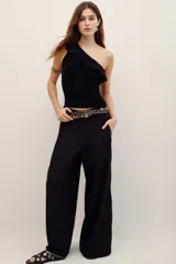Pantalón ancho negro de tiro medio, con bolsillos laterales y pinzas frontales.