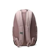 Mochila Puma modelo Buzz, color rosa viejo con base negra. Presenta el logo de la marca en relieve en el frente, bolsillo frontal con cierre, compartimento principal y bolsillos laterales de malla.