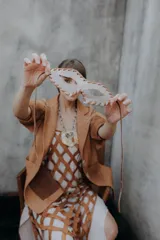 Blazer de cuero color celeste metalizado, con solapas, cierre con broches tipo tanca de madera y puños con detalle de piel sintética marrón.