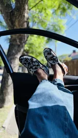 Mocasines de cuero con estampado animal print de vaca en blanco y marrón.