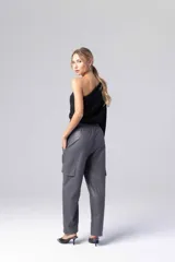 Pantalón babucha gris de cuero sintético con cintura elastizada y bolsillos laterales con solapa.