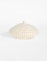 Boina de acrílico color beige con diseño de rombos en relieve.