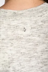 Sweater de punto con efecto jaspeado, de corte oversize, cuello redondo y mangas largas con terminación acampanada tipo volado.