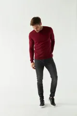 Sweater de punto para hombre con escote redondo, mangas largas y logo bordado en el pecho. Presenta un diseño clásico de calce regular.