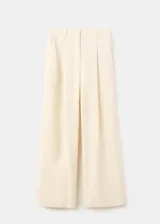 Pantalón largo de tiro medio, color beige, con diseño recto, trabillas para cinto y bolsillos laterales.