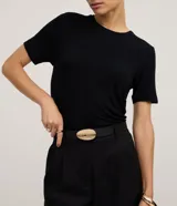 Blusa básica de viscosa color bordó, de corte ajustado, con cuello redondo y mangas cortas.