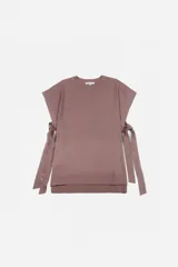 Chaleco color marrón con cuello redondo y lazos laterales.