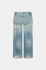 Jeans de tiro bajo y corte recto, color celeste con efecto lavado. Presenta diseño de doble tiro con detalle de short superpuesto con roturas, además de roturas adicionales en las perneras. Cuenta con cinco bolsillos, trabillas para cinturón y cierre frontal con cremallera y botón metálico.