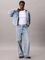 Campera de jean estilo cropped con lavado claro, cuello en punta, cierre frontal con botones metálicos y doble bolsillo en el pecho. Presenta un diseño clásico con costuras reforzadas y parche con logo de la marca.