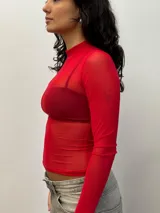 Remera de red roja con cuello alto y mangas largas.