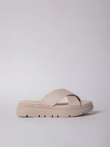 Sandalia color beige con plataforma de 3 cm y tiras anchas cruzadas.