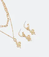 Conjunto de collar de doble cadena y aros tipo argolla, ambos dorados con colgantes de serpiente texturizada.