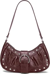 Bolso de hombro negro con textura de cuero y tachuelas plateadas. Presenta un asa corta y una hebilla plateada en la parte delantera.