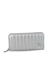 Billetera de dama en símil cuero color negro, de diseño acolchado con costuras verticales que forman relieves y cierre perimetral. Incluye monograma en la esquina inferior y viene con caja de presentación estampada.