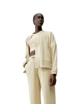 Chaqueta deportiva color azul marino, con cierre frontal, cuello alto y mangas murciélago. Presenta un calce holgado y bolsillos laterales.