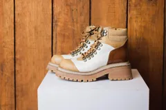 Botas de cuero color blanco, marrón y beige, con cordones y suela track.