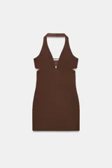 Vestido corto de cuello halter con escote en pico pronunciado y aberturas laterales en la cintura.
