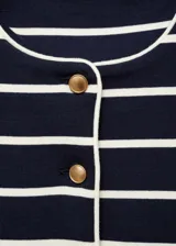 Cardigan de punto con estampado de rayas horizontales, cuello redondo y cierre frontal con botones metálicos. Presenta un diseño recto y manga larga.